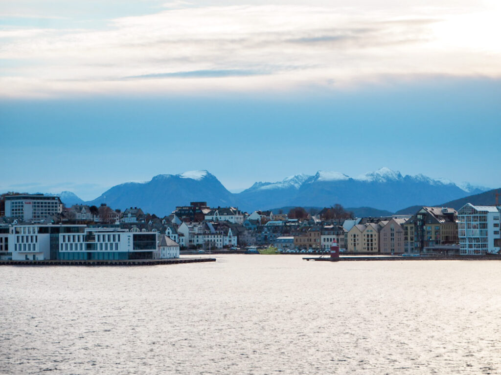 雪に覆われたフィヨルド
