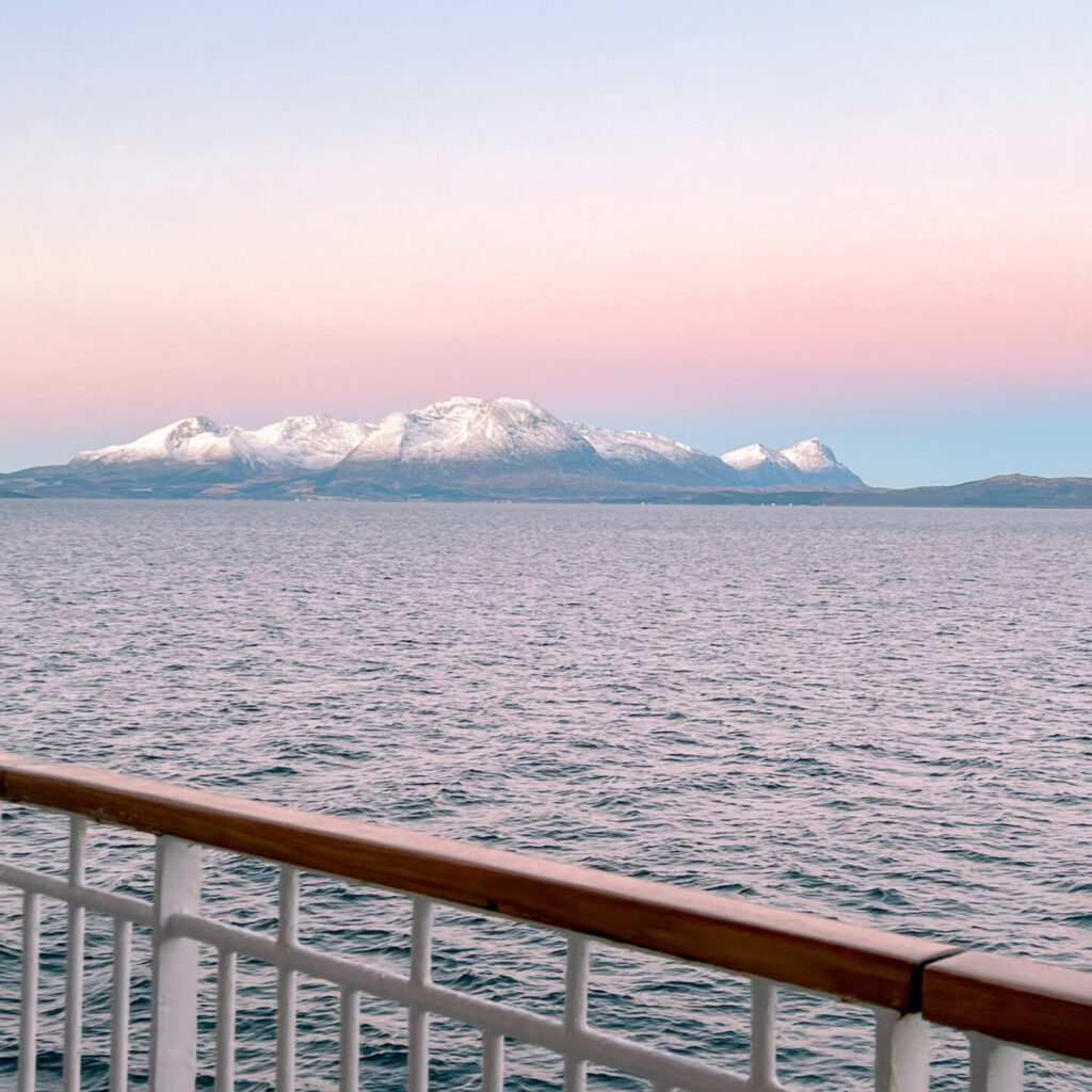 ノルウェー沿岸ならではの絶景「フィヨルド」