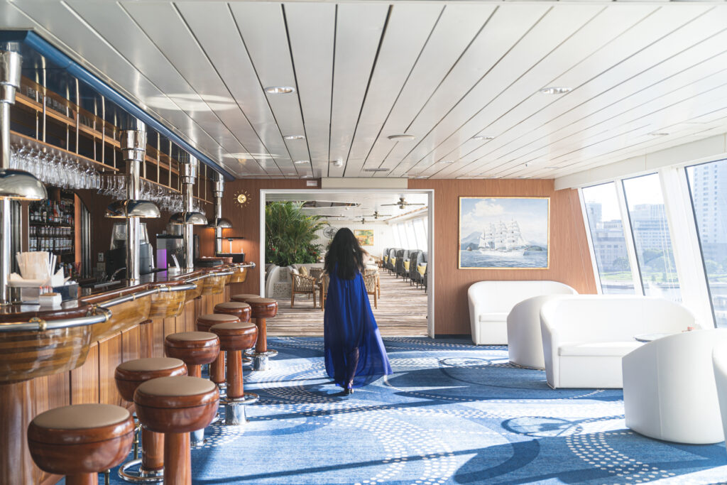 飛鳥Ⅱのバーラウンジ