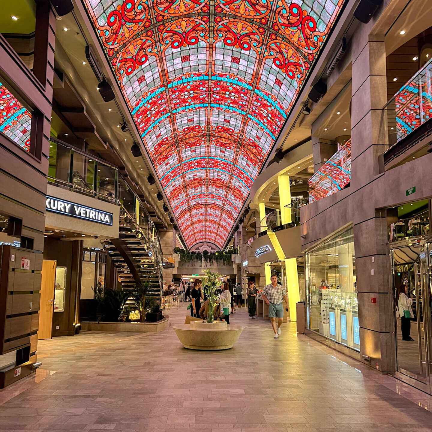 船内プロムナード